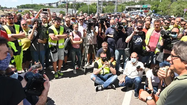 Foto BRUNI Trieste 06.06.2020 Zeno D'Agostino incontra i portuali-abbracci e commozione