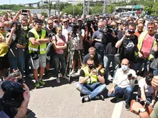 Foto BRUNI Trieste 06.06.2020 Zeno D'Agostino incontra i portuali-abbracci e commozione