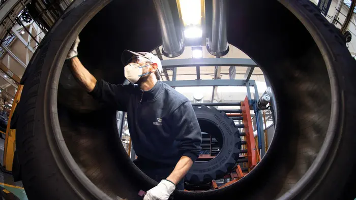Un operaio della Trelleborg Wheel Systems a lavoro presso la sede dello di Tivoli, a pochi chilometri da Roma, 25 aprile 2020. Trelleborg Wheel Systems unazienda leader nel settore della produzione delle ruote per macchine agricole e trattori. Ha 14 sedi nel mondo, 750 dipendenti e un fatturato di 1miliardo di euro lanno. Lo stabilimento non ha mai chiuso e si trovata subito pronto ad affrontare lemergenza Coronavirus grazie allesperienza maturata dalla sede in Cina. ANSA/CLAUDIO PERI A worker of Trelleborg Wheel Systems during his shift at the headquarters of Tivoli, a few kilometers from Rome, 25 April 2020. Trelleborg Wheel Systems is a leading company in the sector of production of wheels for agricultural machines and tractors. It has 14 industries worldwide, 750 employees and a turnover of 1 billion euros per year. The company never closed and was immediately ready to face the Coronavirus emergency thanks to the experience gained by the plant in China. ANSA/CLAUDIO PERI