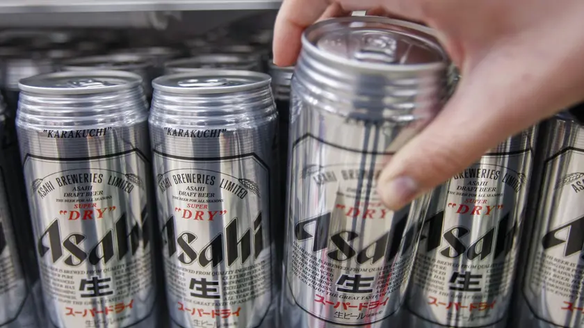 A shopper picks up a can of Asahi Super Dry beer at a supermarket in Kobe, some 500km west of Tokyo, Japan, 03 January 2010. ANSA /DAI KUROKAWA