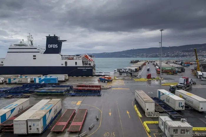 Un ro-ro al porto di Trieste