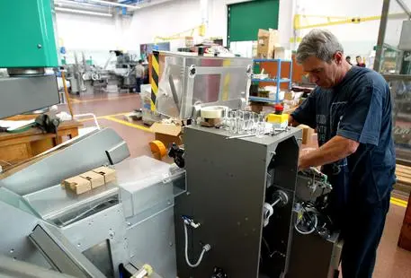 Un lavoratore metalmeccanico in una fabbrica di Bologna, in una immagine di archivio. GIORGIO BENVENUTI-ANSA -KLD