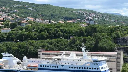 La nave da crociera Dalmacija al cantiere Lenac di Fiume. Foto Novi list