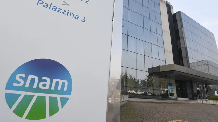 La sede della Snam a San Donato Milanese, 22 febbraio 2021. Snam ed Hera annunciano la firma di una lettera di intenti per una collaborazione tecnologica finalizzata allo sviluppo dell'idrogeno, ciascuna per i propri ambiti di attività . L'obiettivo è la sperimentazione e successiva realizzazione di una serie di soluzioni in grado di dare risposta alle esigenze di decarbonizzazione del territorio emiliano-romagnolo in maniera trasversale, dalle realtà produttive fino alla mobilità e ai singoli cittadini. L'intesa contribuirà , inoltre, a dare impulso allo sviluppo delle energie rinnovabili in Italia, in linea con gli indirizzi tracciati dall'Unione europea. ANSA/DANIEL DAL ZENNARO