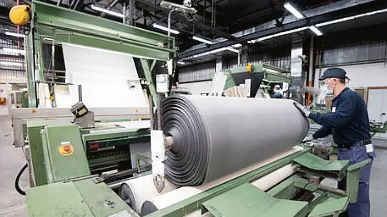In una foto d'archivio, un operaio a lavoro, 7 agosto 2021. Si ferma il recupero della produzione industriale in luglio (-0,7%) dopo il rimbalzo di giugno (+1%)" rileva il Centro studi di Confindustria che registra "attese meno favorevoli". E avverte: anche se "gli indicatori congiunturali relativi al terzo trimestre continuano a segnalare una dinamica positiva dell'attività nell'industria, con ordini in aumento (spece nella componente interna) e attese di produzione favorevoli", "non è escluso che nei mesi estivi si osservi un rallentamento rispetto alla dinamica registrata in primavera". E "non è escluso che in agosto si osservi un primo contraccolpo sulla fiducia di imprese e famiglie".ANSA/CLAUDIO PERI