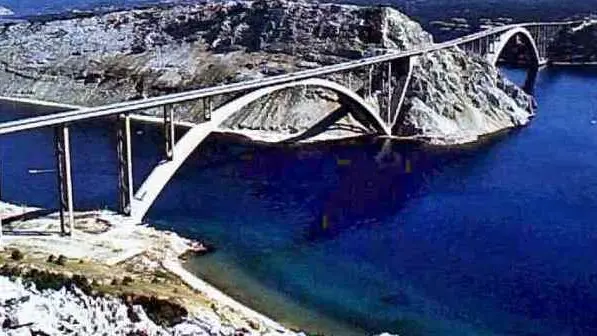 Una panoramica del Ponte di Veglia, già Ponte Tito, storica infrastruttura quarnerina