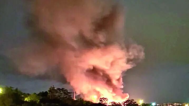 Un’immagine notturna dell’incendio nella discarica. Foto Novi list