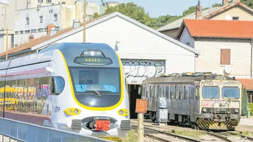 Un treno nuovo e uno obsoleto in stazione a Pola (Foto da lavoce.hr)