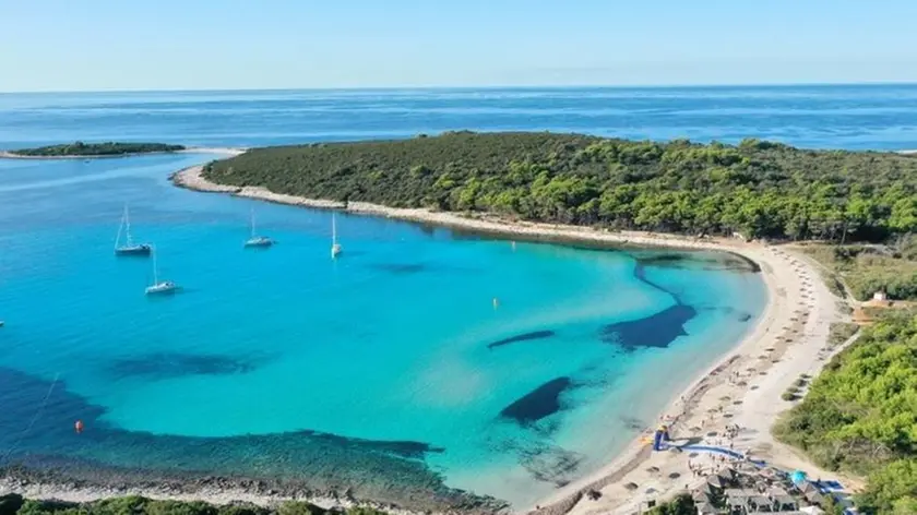 Una veduta dall’alto di sakarun, molto amata dai turisti italiani