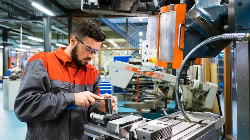 19/11/2015 Rotterdam, studenti metalmeccanici degli istituti Albeda e Zadkine collaborano con le officine nella zona del porto di Rotterdam. Un nuovo rapporto dice che gli operai specializzati come falegnami, elettricisti e idraulici sono sempre piÃ¹ scarsi. RDM Rotterdam Ã¨ la vetrina di innovazione della zona del porto di Rotterdam, dove la tecnologia Ã¨ resa visibile in modo attraente attraverso la sinergia di imprese, universitÃ , istrusione e ricerca.