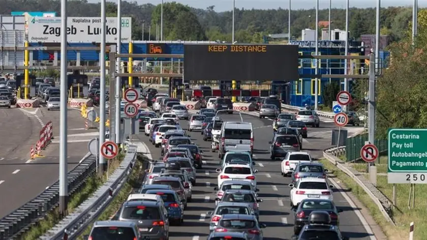 Auto incolonnate a un casello in Croazia