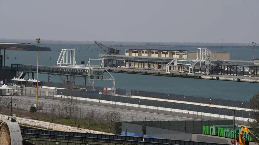 Il terminal passeggeri alla Marittima di Venezia: deserto