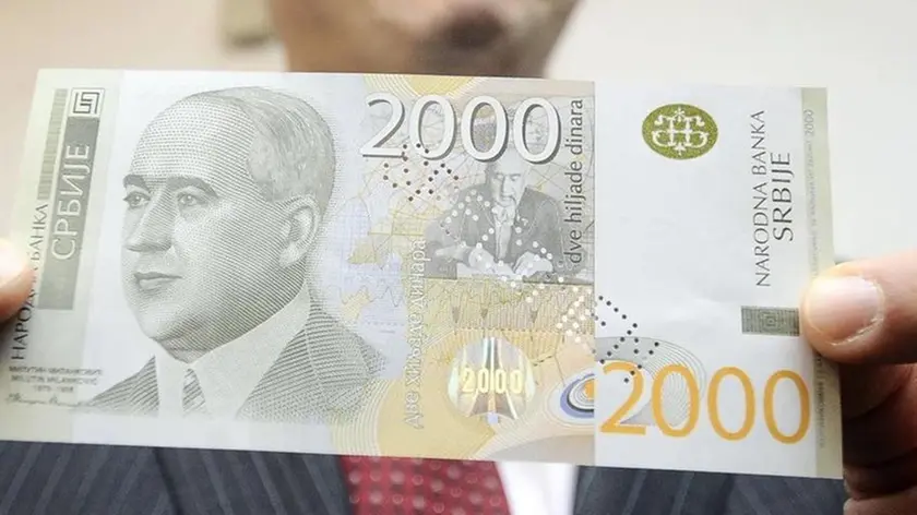 Una banconota da 2000 dinari serbi