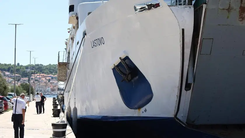 La prua del traghetto Lastovo, ancora ormeggiato a Lussinpiccolo. Foto Novi list