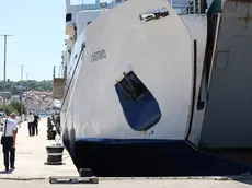 La prua del traghetto Lastovo, ancora ormeggiato a Lussinpiccolo. Foto Novi list