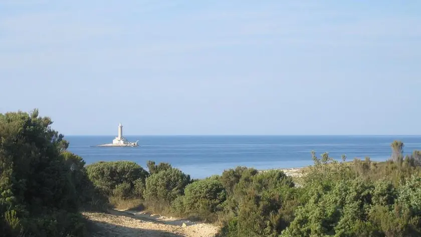 Il faro di Porer davanti a Capo Promontore