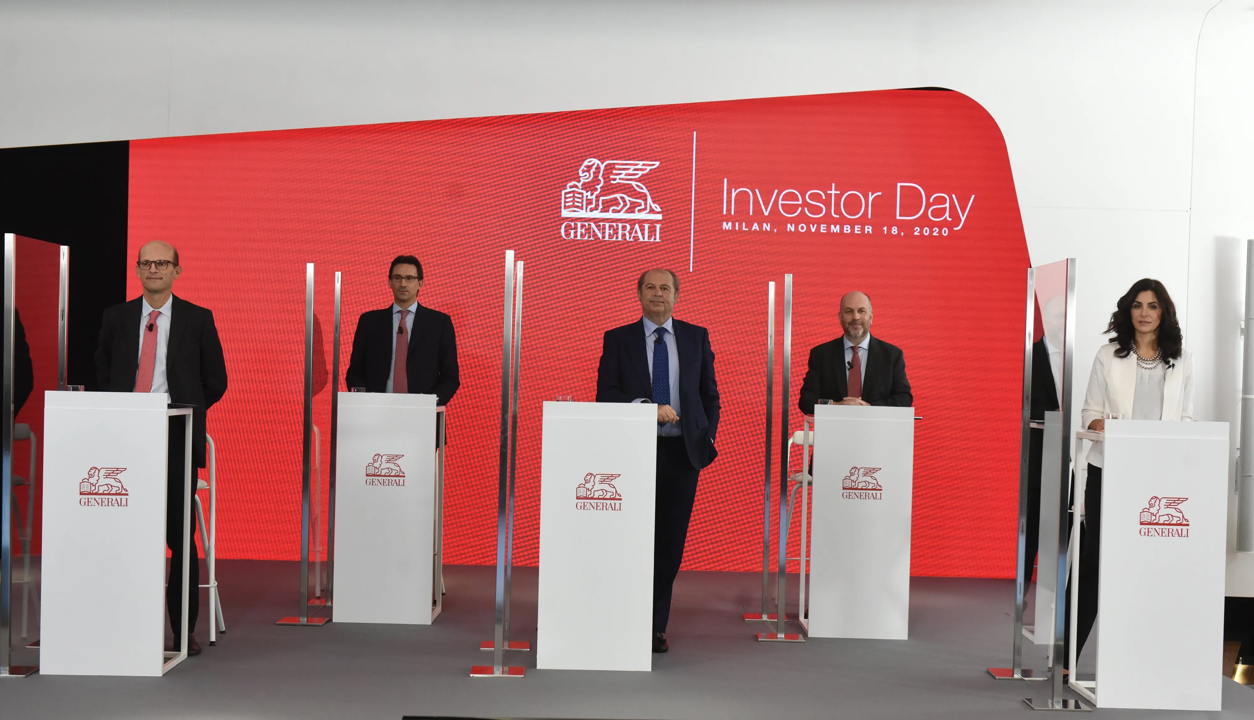 I top manager di Generali con al centro il Ceo Philippe Donnet durante i lavori dell’Investor Day separati da vetri di plexiglass