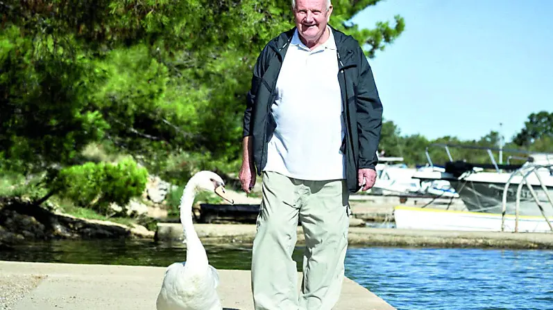 Gojko e Mali a passeggio sulla riva di Sant’Andrea Foto Slobodnadalmacija.hr