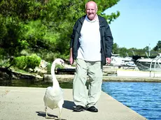 Gojko e Mali a passeggio sulla riva di Sant’Andrea Foto Slobodnadalmacija.hr