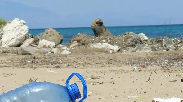 Una bottiglia di plastica su una spiaggia. Il problema dei rifiuti è sentito anche in Dalmazia