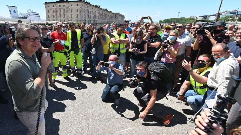 Foto BRUNI Trieste 06.06.2020 Zeno D'Agostino incontra i portuali-abbracci e commozione