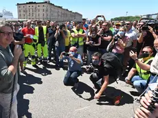 Foto BRUNI Trieste 06.06.2020 Zeno D'Agostino incontra i portuali-abbracci e commozione