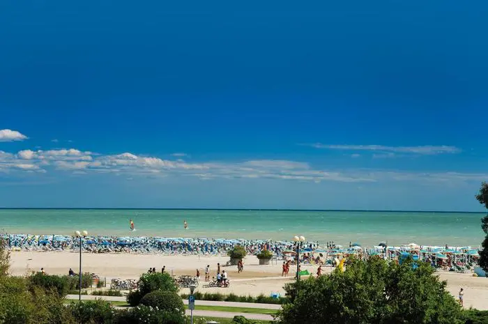 Un'immagine della spiaggia di Bibione (Venezia). ANSA/ ANDREA GIRARDI - UFFICIO STAMPA ++HO - NO SALES EDITORIAL USE ONLY++