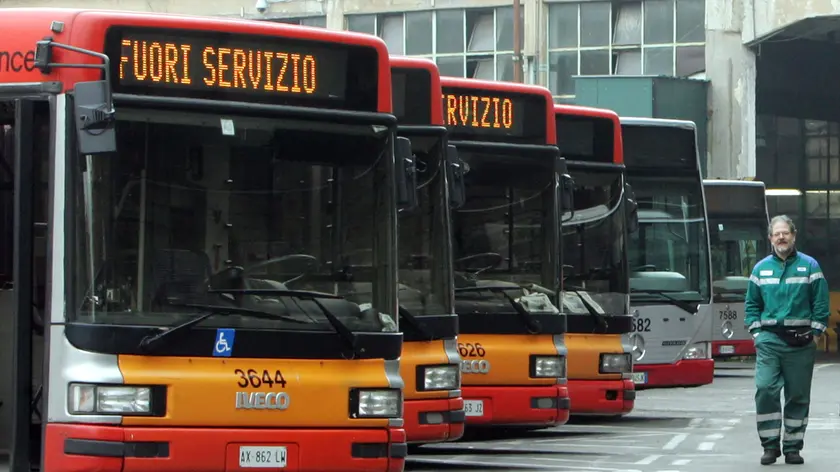 Autobus fermi in un deposito di Roma durante uno sciopero in una foto di archivio.Giugno 'caldo' nel settore dei trasporti. Diverse sono infatti le proteste e le mobilitazioni annunciate dai sindacati di settore del trasporto aereo, ferroviario e del trasporto locale. ANSA/MAC\n