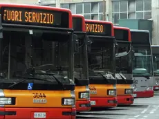 Autobus fermi in un deposito di Roma durante uno sciopero in una foto di archivio.Giugno 'caldo' nel settore dei trasporti. Diverse sono infatti le proteste e le mobilitazioni annunciate dai sindacati di settore del trasporto aereo, ferroviario e del trasporto locale. ANSA/MAC\n