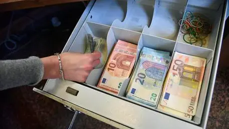 Alcune banconote da 5, 10, 20, 50 Euro in una cassa din un impegato bancario. 16 aprile 2018 a Genova. ANSA/LUCA ZENNARO