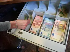 Alcune banconote da 5, 10, 20, 50 Euro in una cassa din un impegato bancario. 16 aprile 2018 a Genova. ANSA/LUCA ZENNARO