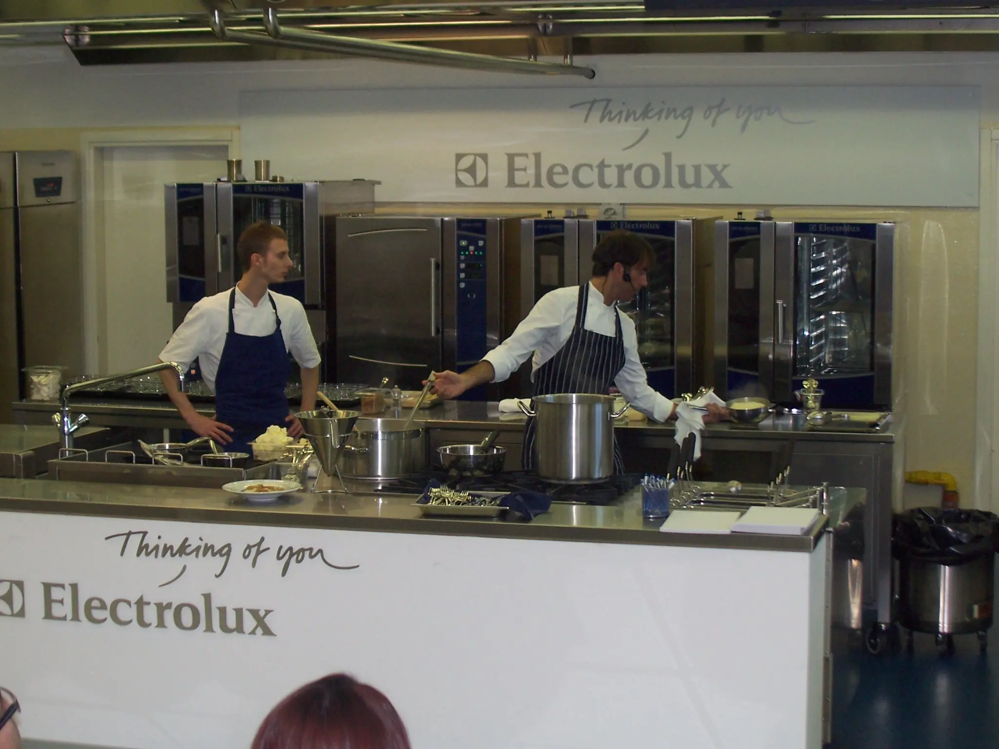 Davide Oldani durante una dimostrazione in Electrolux Professional