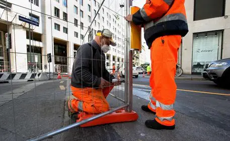 Inizio dei lavori nel cantiere per i parcheggi in Via Borgognona, Milano, 6 aprile 2021, ANSA / PAOLO SALMOIRAGO