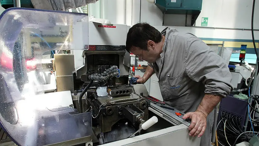 Un operaio al lavoro in una foto di repertorio