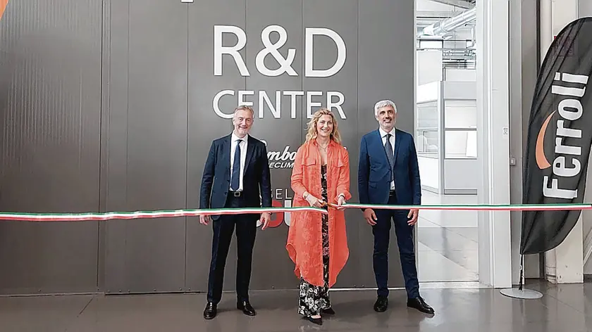 Da sinistra Riccardo Garrè, Paola Ferroli e Alessandro Maroccolo all’inaugurazionei del nuovo centro R&D di Ferroli