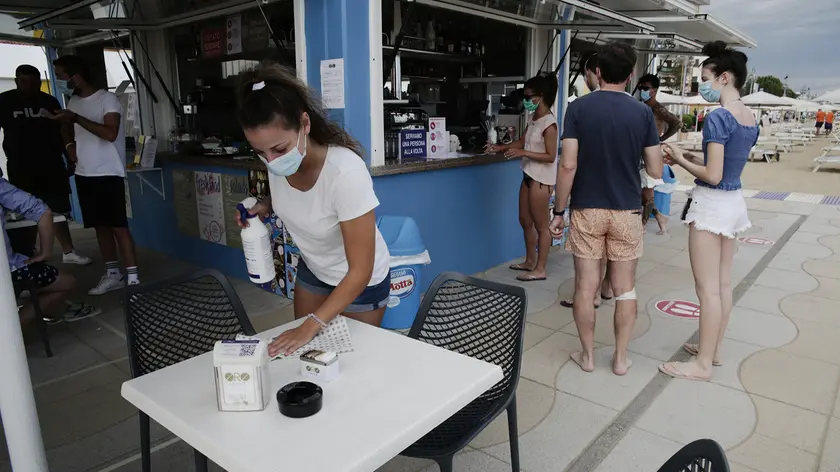 30/05/2020 Jesolo, fase 2 : Primo weekend di mare. Chioschi aperti con la sanificazione dei tavolini