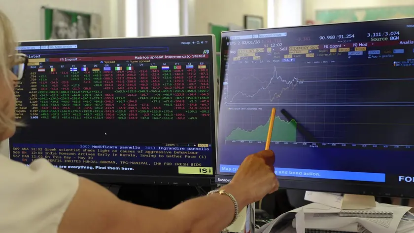 A financial journalist checks the course of the "spread" caused by the nervousness of the markets due to political uncertainty in Rome, Italy, 29 May 2018. The spread between Italy's 10-year BTP bond and the German Bund dropped back to 282 basis points on Tuesday with a yield of 3.1%. The spread had reached 320 points with a yield of 3.4% at one stage earlier on Tuesday. ANSA/LUCIANO DEL CASTILLO