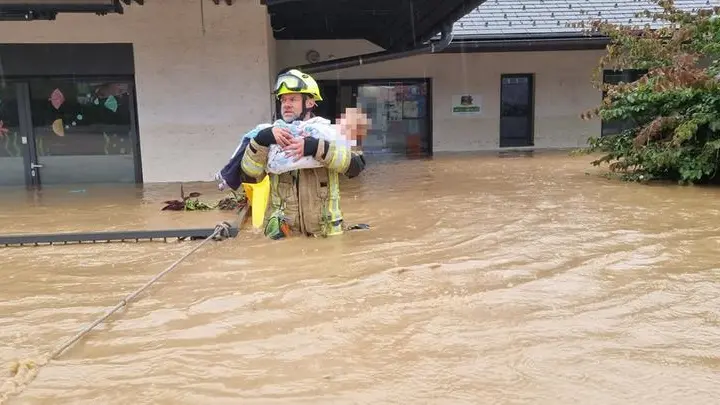 Vigili del fuoco evacuano 22 bambini dall'asilo di Gobica. Foto Vigili del fuoco