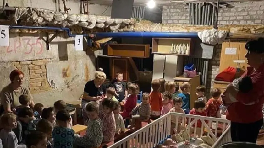 La Guardia Nazionale dell'Ucraina ha condiviso sui social un'immagine che mostra decine di bambini rannicchiati in un rifugio sotterraneo. "La foto che tutto il mondo dovrebbe vedere", ha twittato. "Questo è un rifugio in un orfanotrofio specializzato nella città di Kropyvnytskyi in Ucraina. Tutti i bambini sono orfani. Molti sono malati". +++ TWITTER/Olexander Scherba +++ ATTENZIONE LA FOTO NON PUO' ESSERE RIPRODOTTA SENZA L'AUTORIZZAZIONE DELLA FONTE CUI SI RINVIA +++