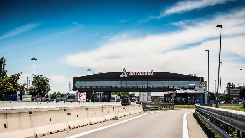 26/07/2017 Piacenza, Autostrada A1, Autogrill Arda, Cartoline d'Italia, nella foto veduta esterno