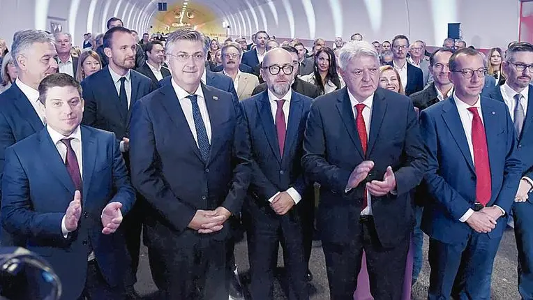 La cerimonia di inaugurazione a Fiume della statale che collega il porto all’autostrada. novilist.hr