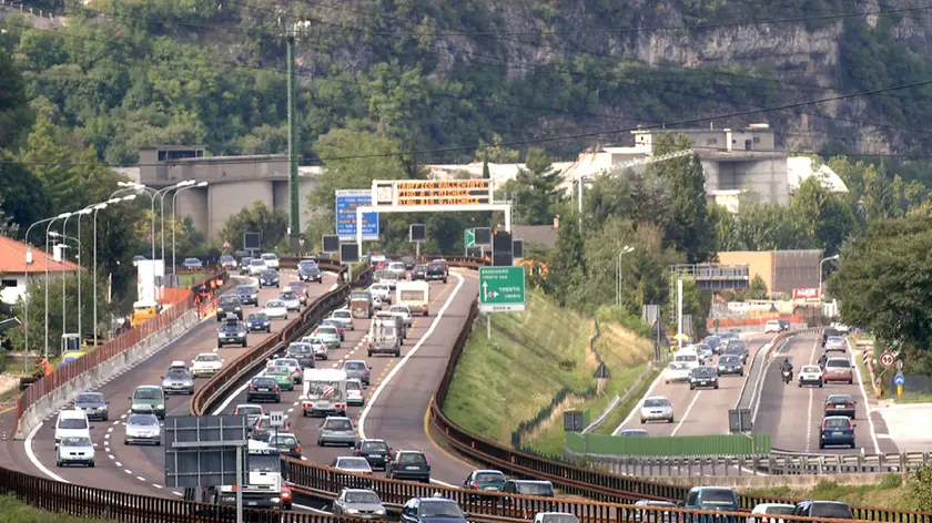 20050820 - TRENTO - CRO - ESODO: IN COLONNA PER 100 KM SU A22 BRENNERO SOTTO PIOGGIA - Traffico intenso oggi sull'autostrada del Brennero nei pressi di Trento. DINO PANATO/ANSA/TO