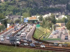 20050820 - TRENTO - CRO - ESODO: IN COLONNA PER 100 KM SU A22 BRENNERO SOTTO PIOGGIA - Traffico intenso oggi sull'autostrada del Brennero nei pressi di Trento. DINO PANATO/ANSA/TO