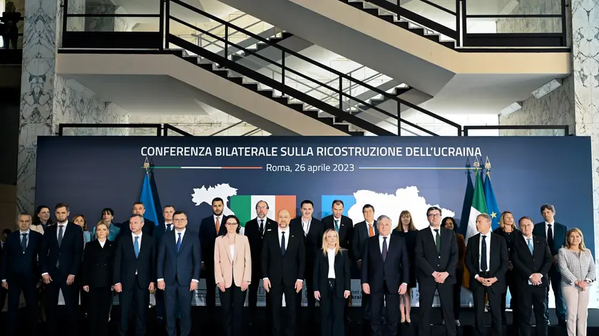Foto family al termine della conferenza bilaterale sulla ricostruzione dell’Ucraina, Roma, 26 aprile 2023. ANSA/VINCENZO LIVIERI