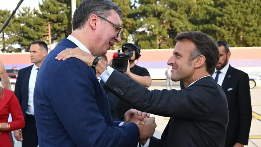 La calorosa stretta di mano tra i presidenti Aleksandar Vučić ed Emmanuel Macron