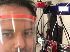 Sergio Cobuccio con una delle visiere fai-da-te realizzate con una stampante 3D