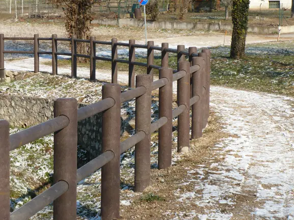 Una staccionata in plastica riciclata in Veneto