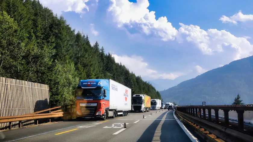 12/07/2023 Brennero. Limiti imposti dall'Austria sul transito dei tir al valico del Brennero. Il viadotto dell'Autostrada del Brennero