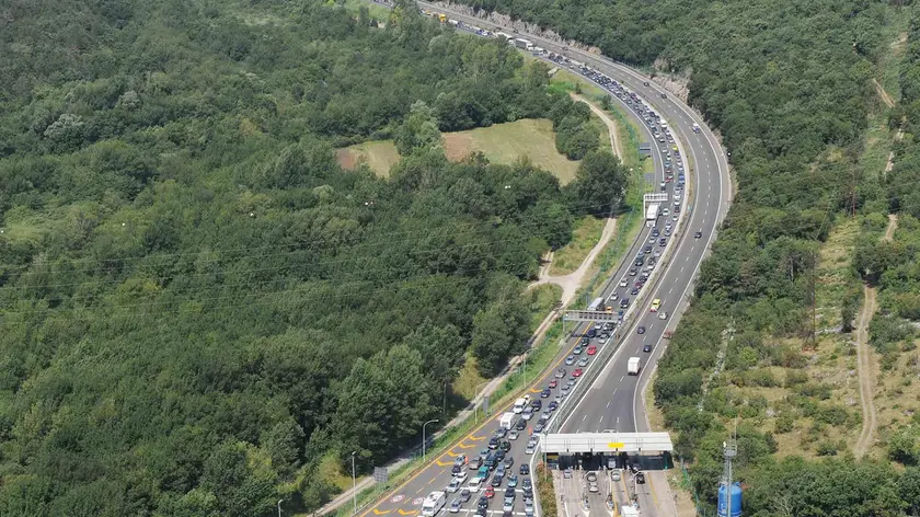 Elicottero della Protezione civile [con a bordo Riccardo Riccardi (Assessore regionale Viabilità e Trasporti)] sorvola la A4 Venezia-Trieste all'altezza del Lisert. (01/08/09)