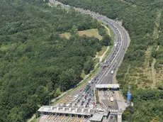 Elicottero della Protezione civile [con a bordo Riccardo Riccardi (Assessore regionale Viabilità e Trasporti)] sorvola la A4 Venezia-Trieste all'altezza del Lisert. (01/08/09)